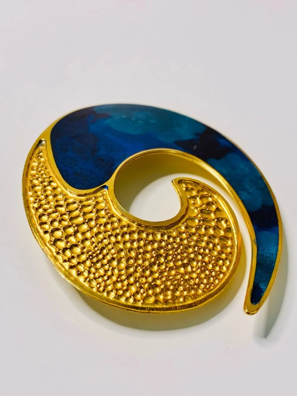VTG Matte Enamel Gold Blue Swirl Textured Brooch - Women's Decorative Pin EUC
